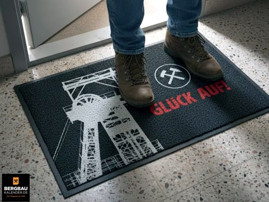 Fußmatte mit Förderturm, Glück Auf! und darauf stehenden Schuhen